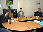 Zleva: dkan FIM UHK docent Hynek, profesor Christopher J. Roethlein a docent Hjek, vedouc katedry ekonomie a managementu.