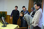 Tom Komenda prakticky ukazuje poslucham metody stereoskopick projekce